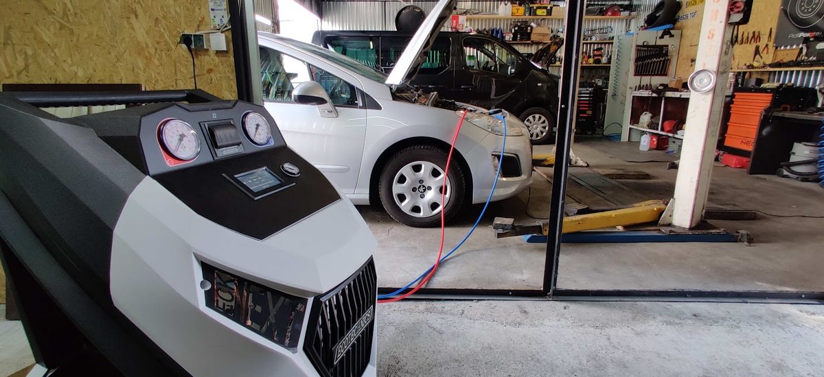Serwis klimatyzacji: auto na stanowisku w Dziupli u Pitera